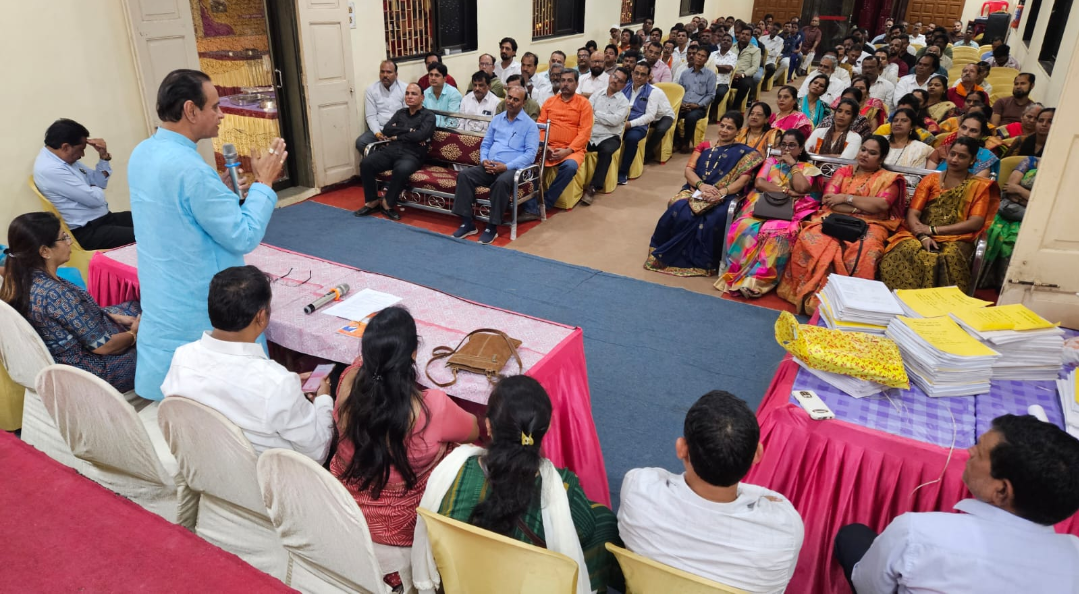 दिंडोशी में विधायक राजहंस सिंह द्वारा बूथ चलो अभियान, घर-घर चलो अभियान कार्यशाला का आयोजन* 2 Screenshot 2024 0204 171224 1