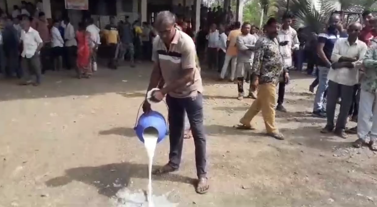 વલસાડમાં દૂધ ઢોળીને રોષ વ્યક્ત કર્યો 2 Screenshot 2024 0401 152241