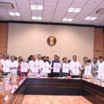 मुख्यमंत्री फडणवीस ने किया 'वंदे मातरम्' गीत के बोधचिह्न का अनावरण 2 IMG 20250930 WA0026