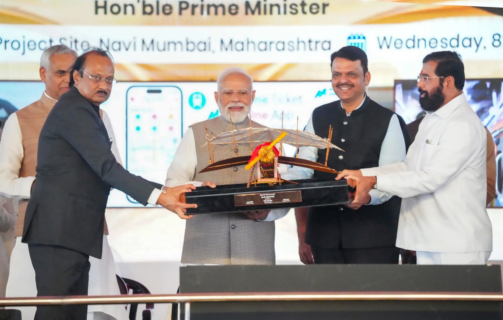 प्रधानमंत्री मोदी ने नवी मुंबई अंतरराष्ट्रीय हवाई अड्डे के पहले चरण का उद्घाटन किया 3 FB IMG 1759940848850