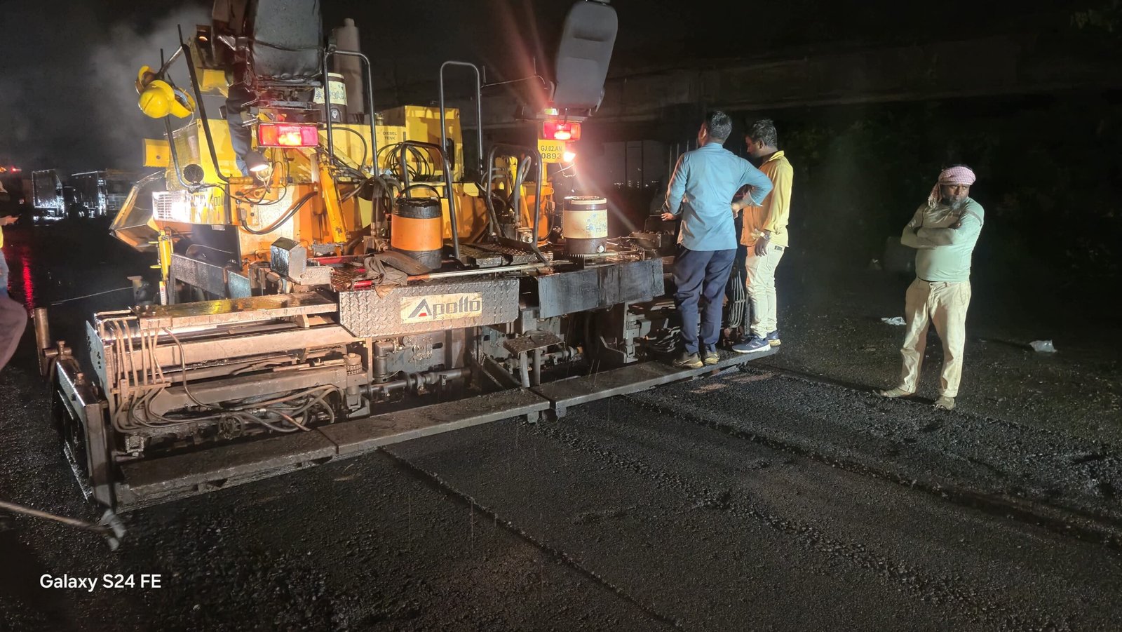 सड़क निर्माण में भ्रष्टाचार—जनता के भरोसे पर चोट , राष्ट्रीय राजमार्ग पर भ्रष्टाचार के बादल: बारिश में डामर बिछाने से उठे सवाल 2 IMG 20251028 WA0054 scaled