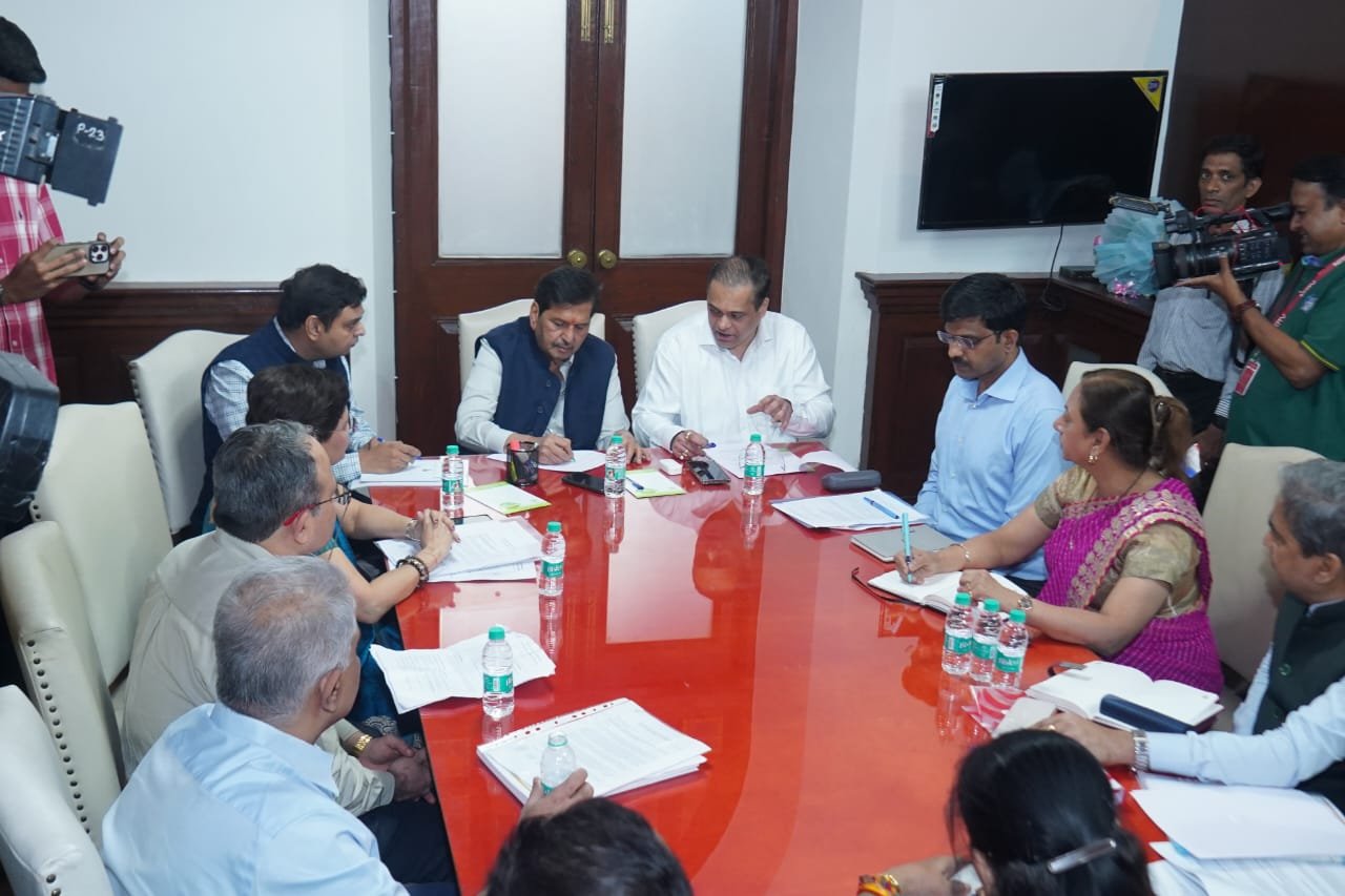 मंत्री मंगल प्रभात लोढा की फटकार के बाद जगा केईएम अस्पताल प्रशासन, दूर होगी अव्यवस्था 1 IMG 20251112 WA0023